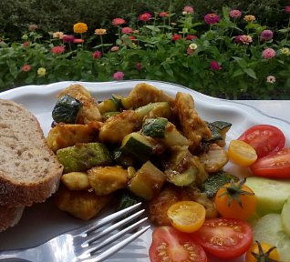 Kuřecí prsa s cuketou