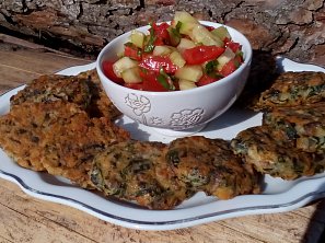 Žampionové placičky a zeleninový salát s medvědím česnekem