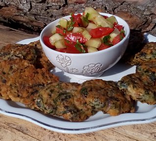 Žampionové placičky a zeleninový salát s medvědím česnekem