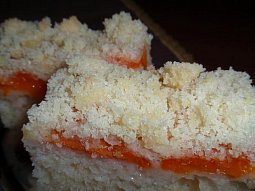 Smetanový koláč s meruňkami a žmolenkou