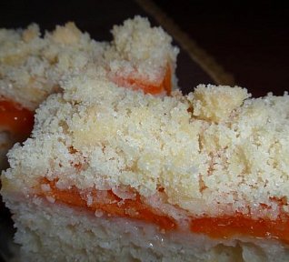 Smetanový koláč s meruňkami a žmolenkou