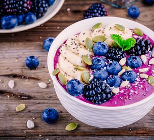 Banánovo-borůvková smoothie bowl Banánovo-borůvková smoothie bowl