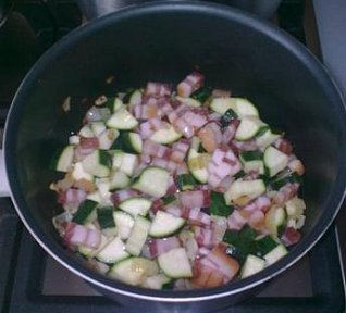 Těstoviny s cuketou a slaninkou