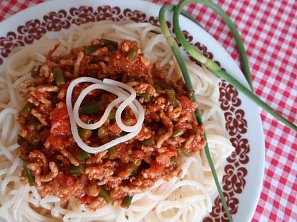 Česnekové výhonky v tomatové mleté směsi