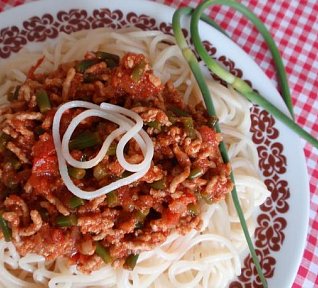 Česnekové výhonky v tomatové mleté směsi