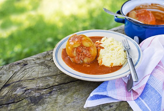 Plněné papriky s rajčatovou omáčkou