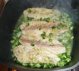 Pangasius s brokolicí na pánvi