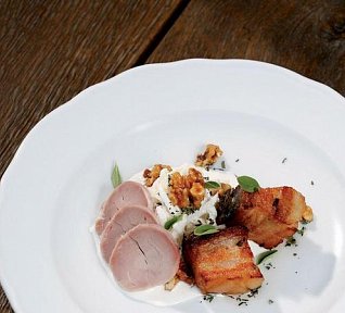 Grilovaný vepřový bůček z přeštických vepřů na celerovém salátu