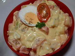 Jednoduchý vajíčkový salát s rajčaty
