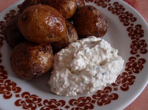 Nivový dip (nejen) s pečeným bramborem