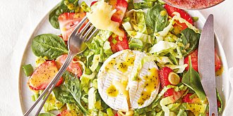 Salát s jahodami a rozpečeným sýrem