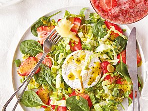 Salát s jahodami a rozpečeným sýrem