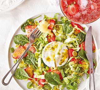 Salát s jahodami a rozpečeným sýrem