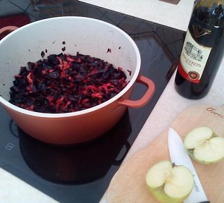 Dušené červené zelí