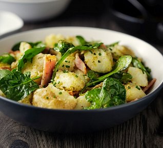 Teplý bramborový salát se slaninou a tvarůžky