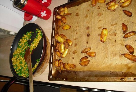 Pečená krůta s pečenými brambory a dušenou zeleninou