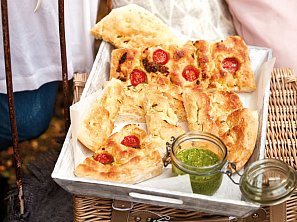 Bylinková a rajčatová focaccia s pestem