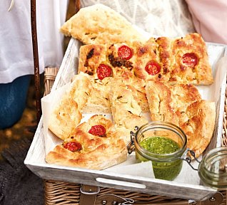 Bylinková a rajčatová focaccia s pestem