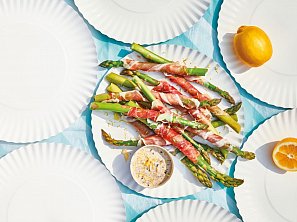 Chřest v parmské šunce s olivovou majonézou