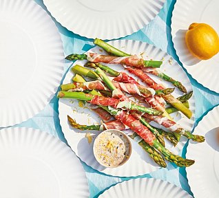 Chřest v parmské šunce s olivovou majonézou