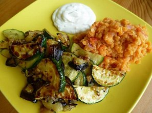 Červená čočka a grilovaný lilek s cuketou