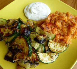 Červená čočka a grilovaný lilek s cuketou