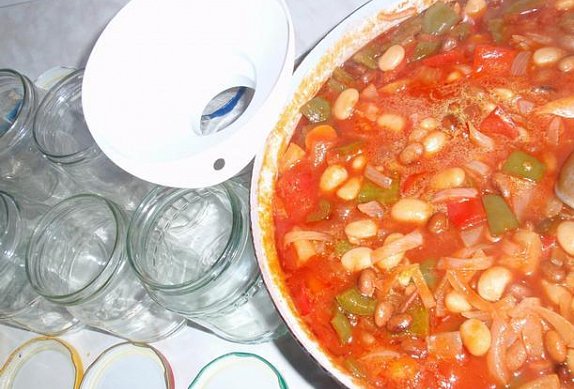 Barevný fazolový salát (lečo) - sterilovaný