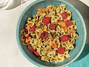 Těstoviny s pestem a opečenou kukuřicí