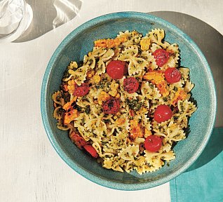 Těstoviny s pestem a opečenou kukuřicí