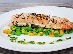 Losos s mačkaným hráškem a kukuřicí