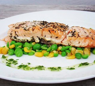 Losos s mačkaným hráškem a kukuřicí
