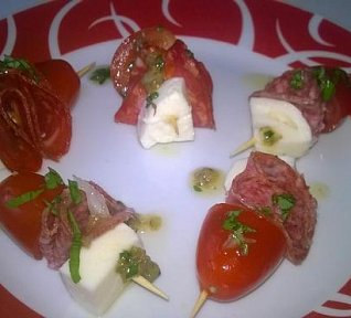 Jednohubky á la caprese s bazalkovým dresingem