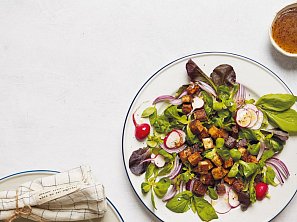 Salát s opečeným tofu a hořčičnou zálivkou