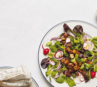 Salát s opečeným tofu a hořčičnou zálivkou