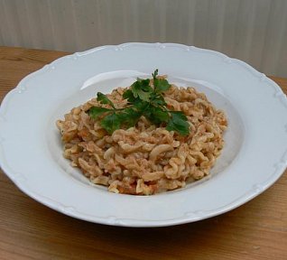 Těstoviny s tuňákem a rajčaty