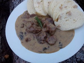 Houbová hovězí kližka na smetaně