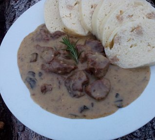 Houbová hovězí kližka na smetaně Houbová hovězí kližka na smetaně