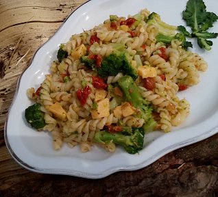 Těstovinový salát (nejen) s brokolicí