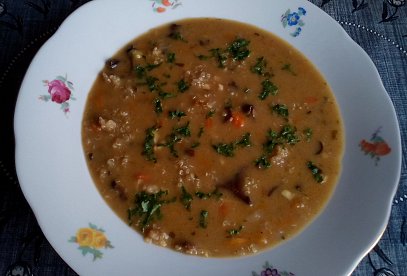 Drožďová polévka s houbami a quinoou