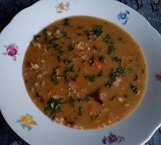 Drožďová polévka s houbami a quinoou