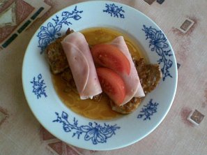 Vepřové plátky s šunkovými závitky