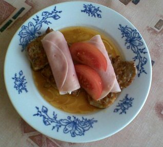 Vepřové plátky s šunkovými závitky