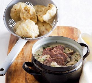 Hovězí s houbovou omáčkou a knedlíky