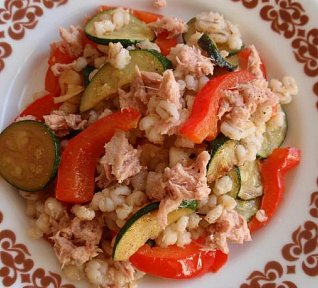 Kroupový salát s tuňákem