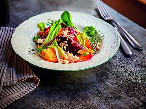 Salát s pečenou řepou, tamarindem a wasabi