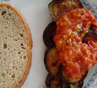 Smažený baklažán (tykvička) s rajčaty (bulharská kuchyně)