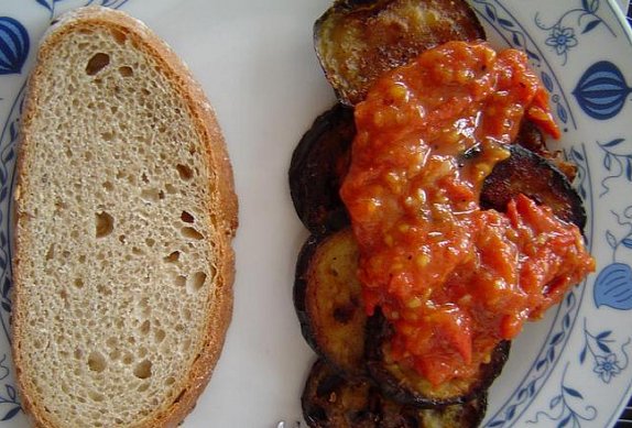 Smažený baklažán (tykvička) s rajčaty (bulharská kuchyně)