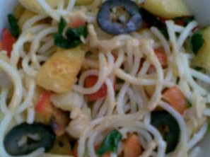 Těstovinový salát se špenátem a bramborami