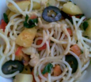 Těstovinový salát se špenátem a bramborami