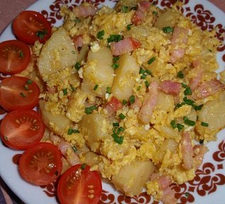 Bramborový knedlík s vejcem a slaninou